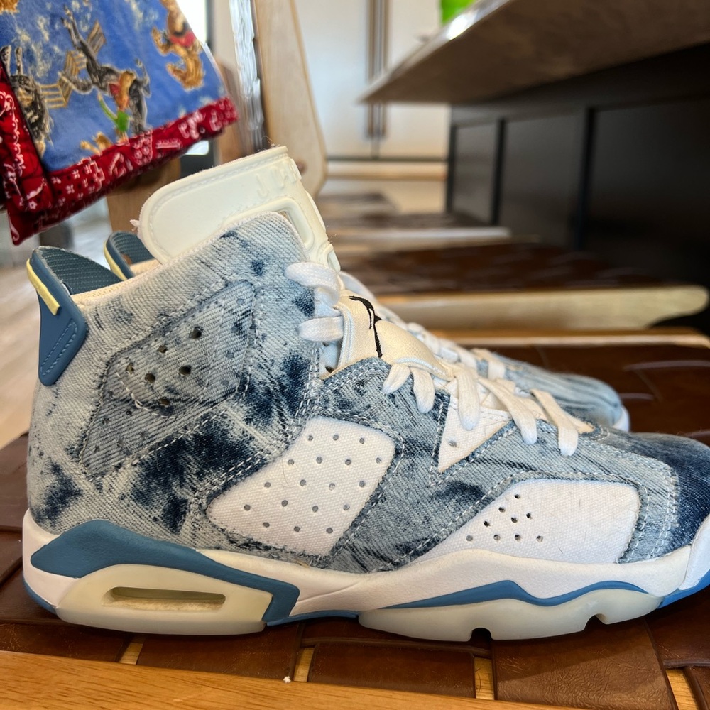 LIKE NEW Air Jordan Boy's Air 6 Retro White/Dutch Blue/Citron